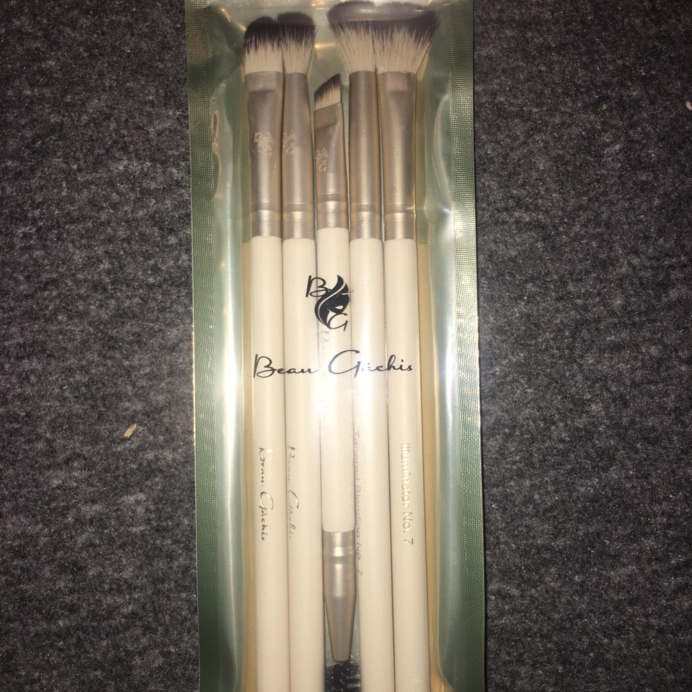 Beau Gachis No.7 5 Piece Collection brush set.